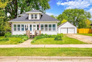 25 E 1st St, Clintonville, WI 54929