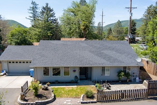 1136 2nd Ave, Gold Hill, OR 97525