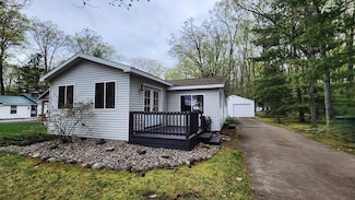 610 Old Trail Dr, Houghton Lake, MI 48629