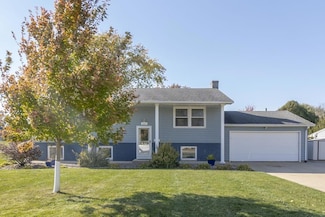 1117 Melrose Dr, Cedar Falls, IA 50613