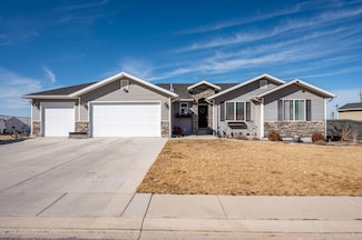 5203 N Tomahawk Dr, Enoch, UT 84721