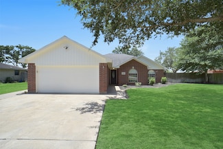 2305 Sue St, El Campo, TX 77437