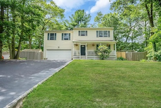 64 Magnolia Dr, Rocky Point, NY 11778