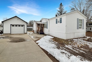 22 Robbins Ave, Dixfield, ME 04224