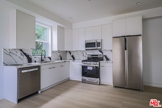 11810 Gilmore St, North Hollywood, CA 91606