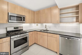 118 Monroe St Unit 1208, Rockville, MD 20850