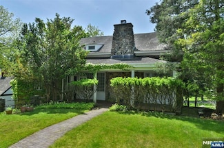 584 W Saddle River Rd, Upper Saddle River, NJ 07458