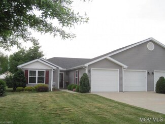 721 Oak Tree Ln, Belpre, OH 45714