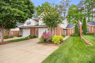 57 Lake Pointe Cir, Hendersonville, NC 28792