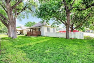 214 N Kansas St, Haven, KS 67543