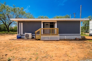 173 County Road 1500, Moore, TX 78057