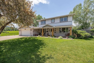 2911 Country Club Dr, Rapid City, SD 57702