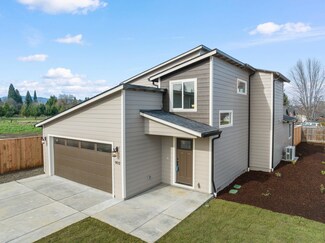 902 Bumblebee St, Medford, OR 97501