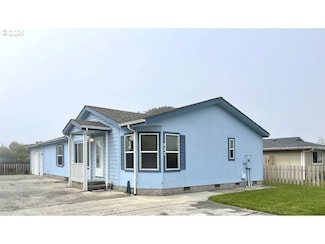 827 10th St SW, Bandon, OR 97411