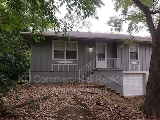 218 SW 19th St, Oak Grove, MO 64075