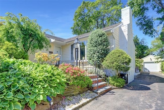 1 Exeter Place, Glen Head, NY 11545