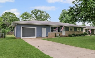 809 S Longview Rd, Monticello, IL 61856