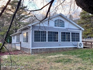 9002 Robinhood Dr, Kunkletown, PA 18058