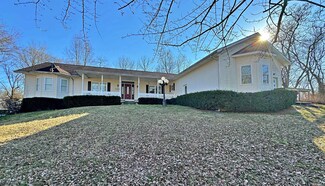 105 Locust St, Loogootee, IN 47553