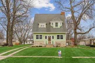 112 4th St NW, Mitchellville, IA 50169