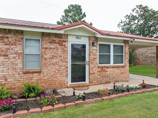 904 N St, Barling, AR 72923
