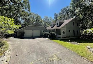 106 Laurel Ln, Port Jefferson, NY 11777