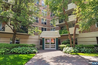 200 Grand Cove Way Unit 2M, Edgewater, NJ 07020