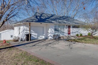 1407 Country Club Dr, Pleasant Hill, MO 64080