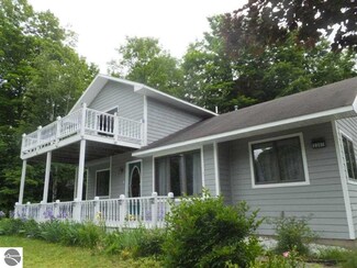 2201 N Jacobson Rd, Suttons Bay, MI 49682