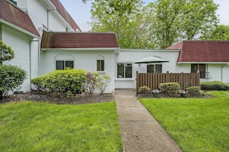 400 Clubhouse Ct, Coram, NY 11727