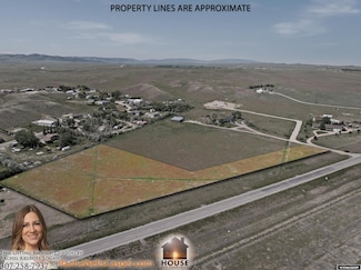 2 Prairie Ln, Glenrock, WY 82637