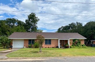 802 Progress St, Edna, TX 77957