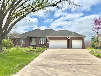 5228 W Skyler Dr, Springfield, MO 65802