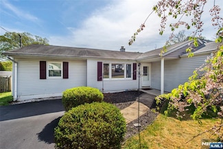 9 Harmony Ln, Denville, NJ 07834
