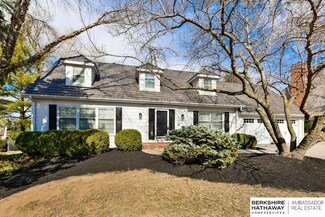 9945 Essex Dr, Omaha, NE 68114