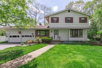 284 Bow Dr, Hauppauge, NY 11788
