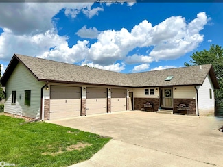 5030 N Lakeshore Dr, Brooklyn, IA 52211