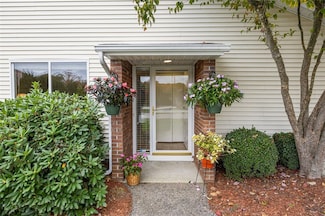 1002 Williamsburg Cir, Warwick, RI 02886