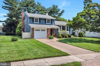 11 Lamp Post Ln, Cherry Hill, NJ 08003