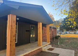 107 W Quapaw St, Lindsay, OK 73052