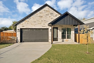 1023 E Allen Ave, Fort Worth, TX 76104