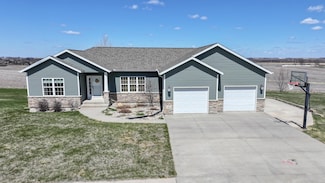 411 Nicklaus Dr, Parkersburg, IA 50665