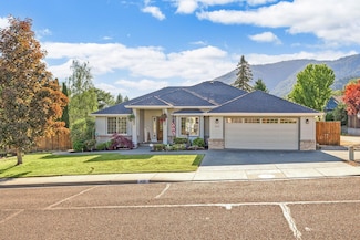 405 Cypress Ave, Rogue River, OR 97537