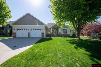 26 26 Deerwood Ct, North Mankato, MN 56003