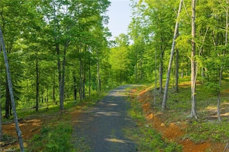 10 Autumn Ln, West Jefferson, NC 28694