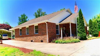 669 E Oak St, Marion, NC 28752
