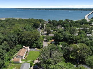 136 Plum Point Rd, Saunderstown, RI 02874