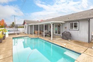 1061 Rainwood Ln, Grants Pass, OR 97527