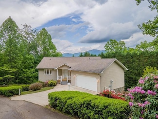 132 Mountain Cir, Franklin, NC 28734
