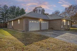 1006 Baretta Ct, Aurora, MO 65605